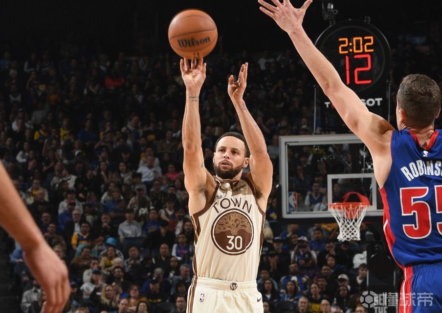 官方：库里右膝酸痛，提前退出对阵活塞的比赛